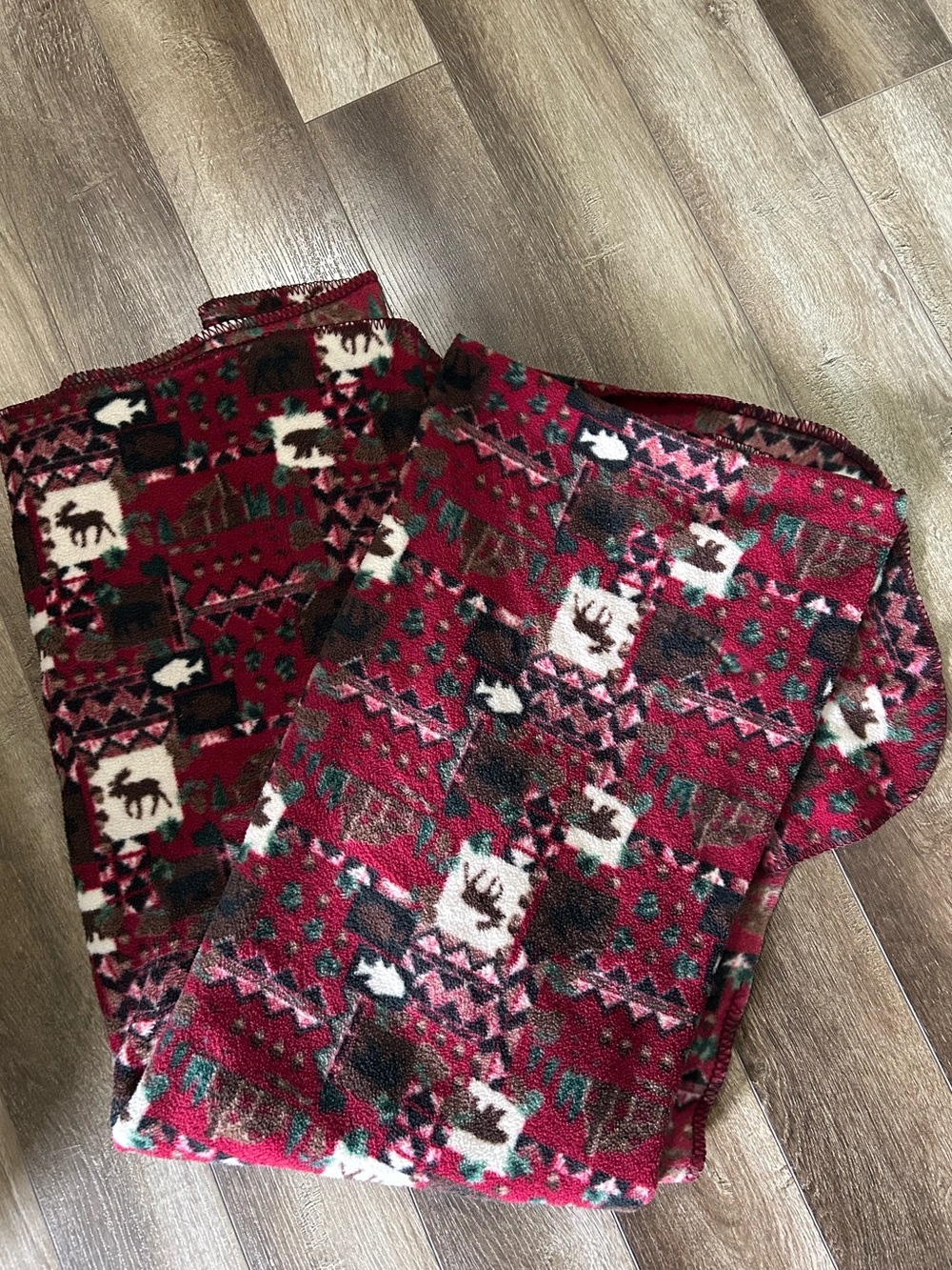 Cozy Red Patterned Fleece Throw Blanket with Moose Motif